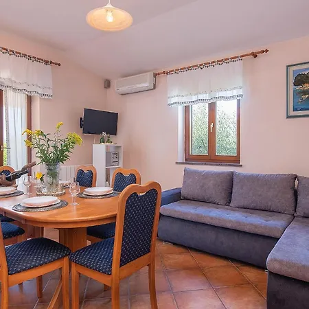 2 Bedroom Amazing In Holiday home *