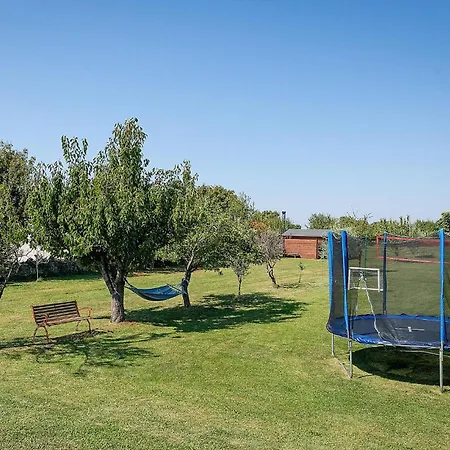 2 Bedroom Amazing In Holiday home Barban